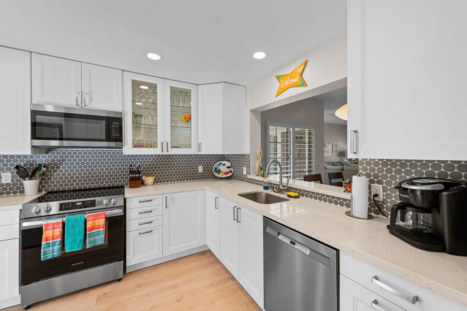 kitchen with brand new appliances and furnishings 