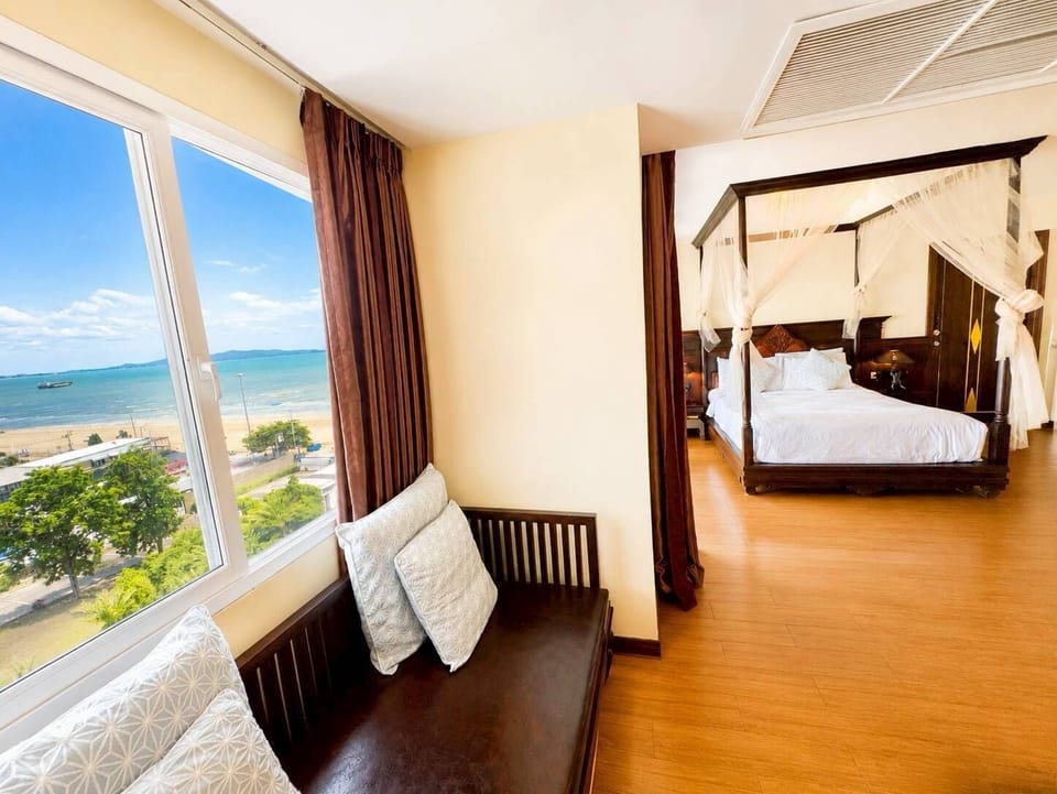 Heritage Luxury Suite | In-room safe, desk, bed sheets