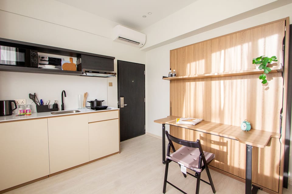 Deluxe Studio, 1 Queen Bed | Private kitchenette | Mini-fridge, microwave, stovetop, cookware/dishes/utensils