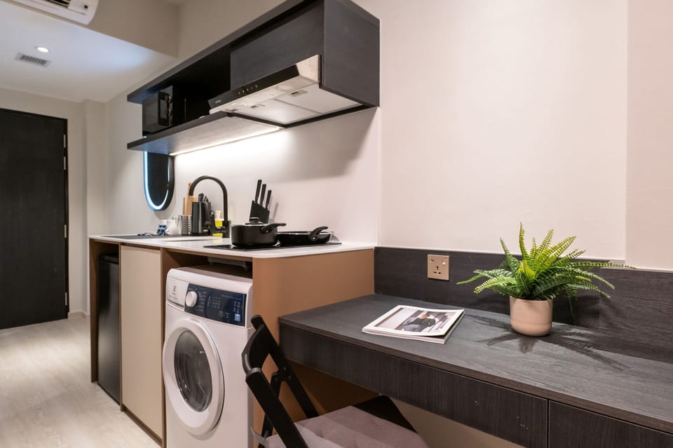 Urban Studio, 1 Queen Bed | Private kitchen | Mini-fridge, microwave, stovetop, cookware/dishes/utensils