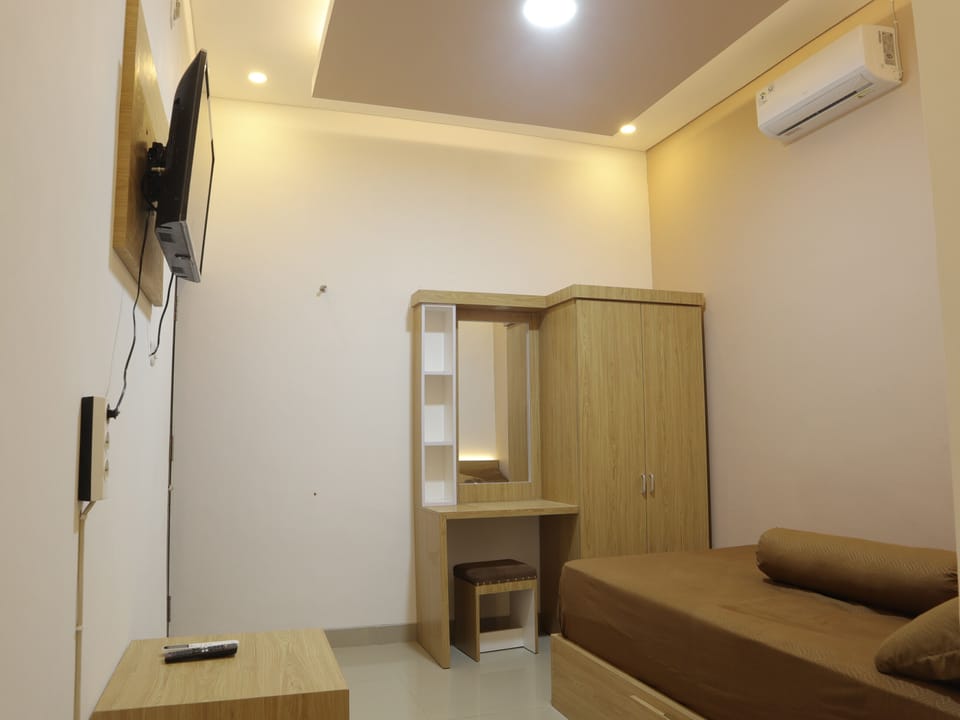 Desk, laptop workspace, free WiFi, bed sheets