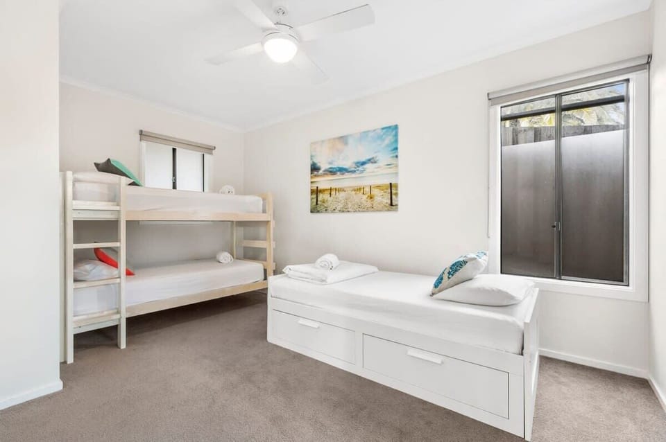 Bedroom 4 – Single bed and Single Bunk bed (bunks for kids only due to low clearance between bunk beds)