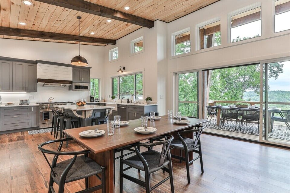 Lovely Dining Area With Seating For 6