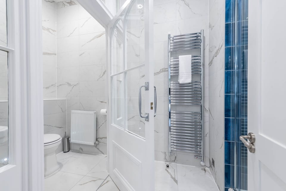 Deluxe Super King Suite Garden View | Bathroom | Free toiletries, hair dryer, towels, soap
