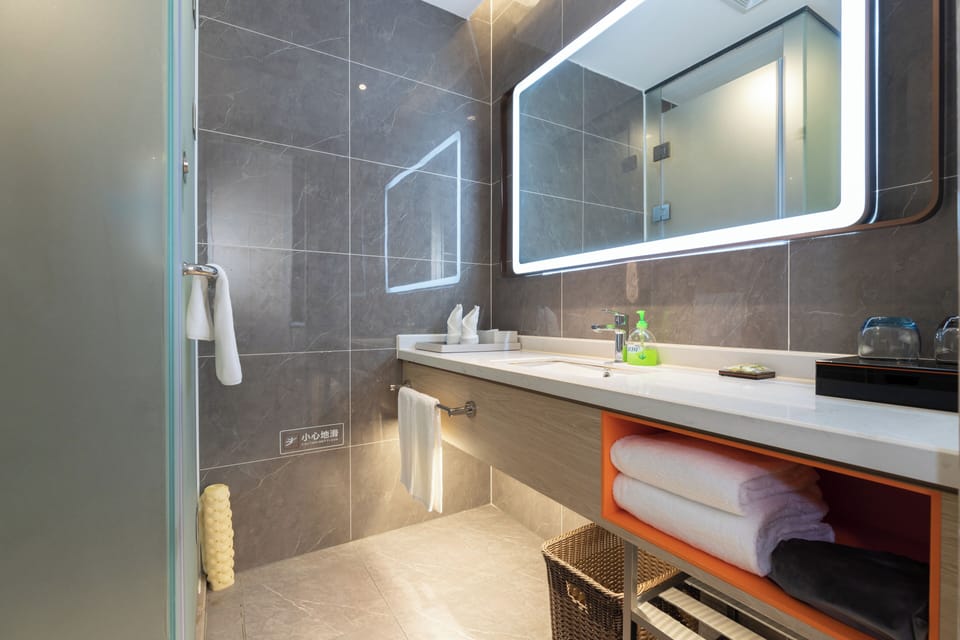 Shower, rainfall showerhead, free toiletries, hair dryer