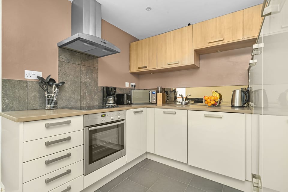 City Apartment | Private kitchen | Full-size fridge, microwave, oven, stovetop