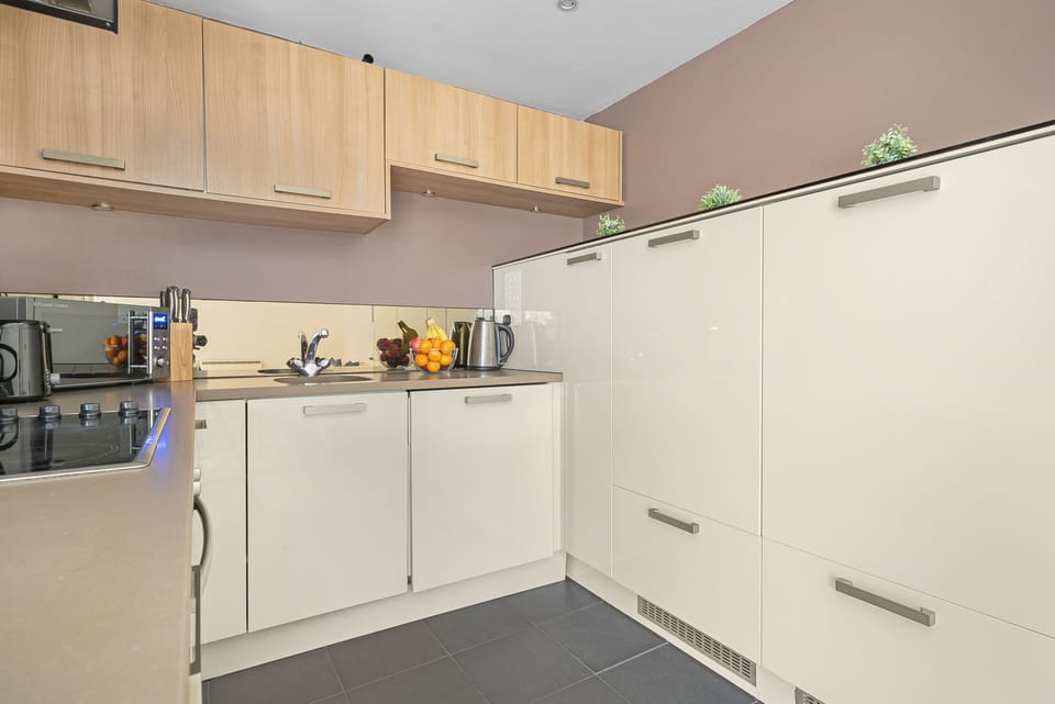 City Apartment | Private kitchen | Full-size fridge, microwave, oven, stovetop