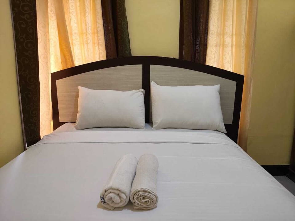 Standard Double Room | Desk, laptop workspace, WiFi (free), bed sheets