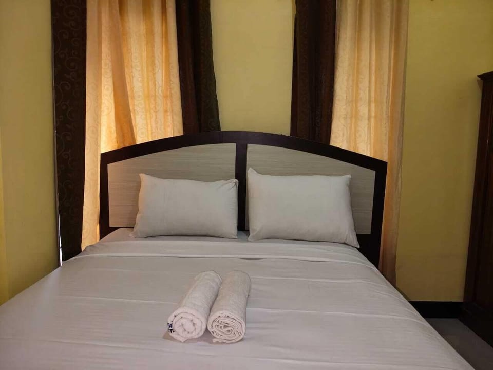 Standard Double Room | Desk, laptop workspace, WiFi (free), bed sheets