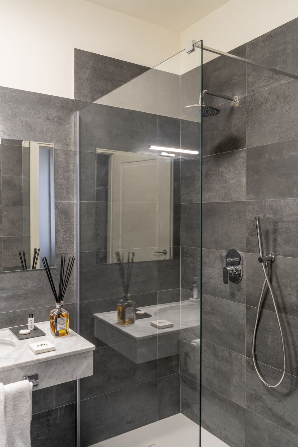 Shower, rainfall showerhead, free toiletries, hair dryer