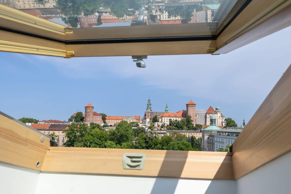 The building is close to charming restaurants and cafes. 