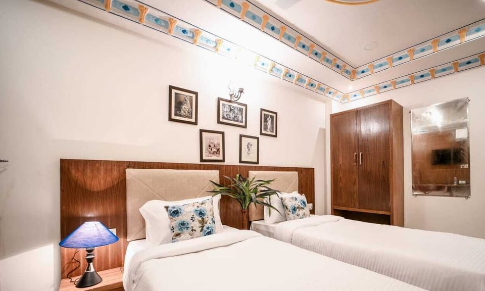 Grand Twin Room | Iron/ironing board, free WiFi
