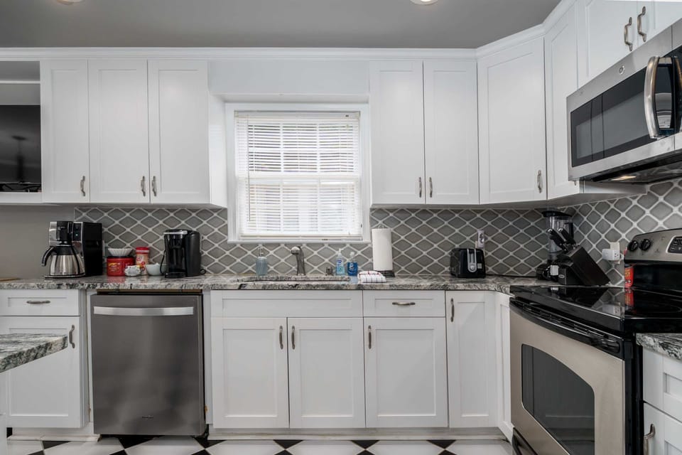 This well-equipped kitchen includes a modern dishwasher and dishwashing tablets, ready to take on the aftermath of any cooking endeavours.