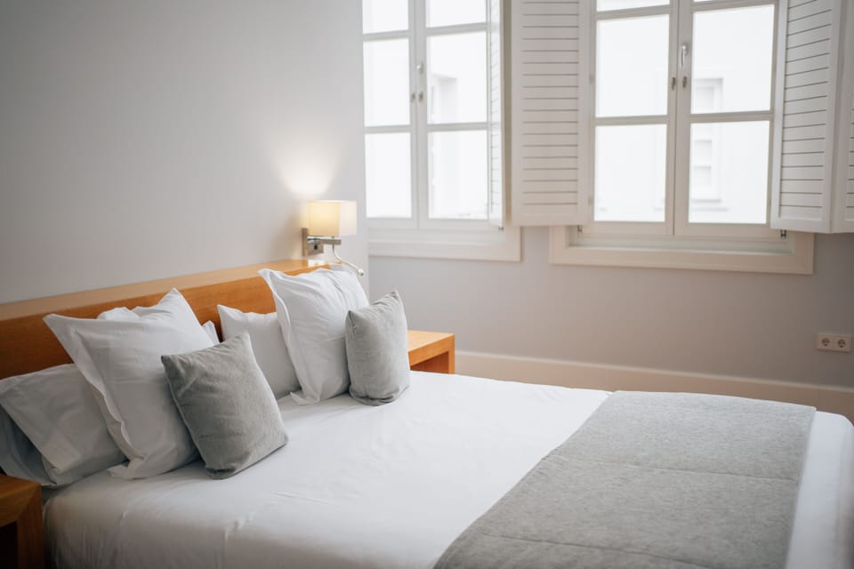 Deluxe Studio Suite | Minibar, individually decorated, individually furnished, desk