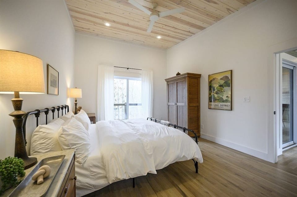 Bedroom Oasis: Bright and airy retreat with rustic charm and serene forest views!