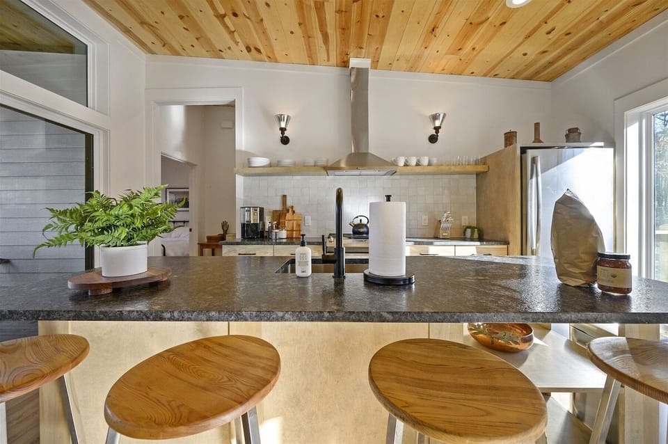Kitchen: Sleek design meets functionality—unleash your inner chef in this stunning space!