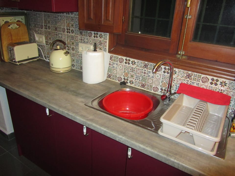 Apartment, 2 Bedrooms (Casa 2) | Private kitchen | Oven, stovetop, electric kettle, toaster