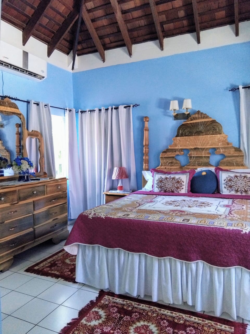 Standard Room, 1 King Bed, Pool Access | Iron/ironing board (on request), WiFi (free), bed sheets