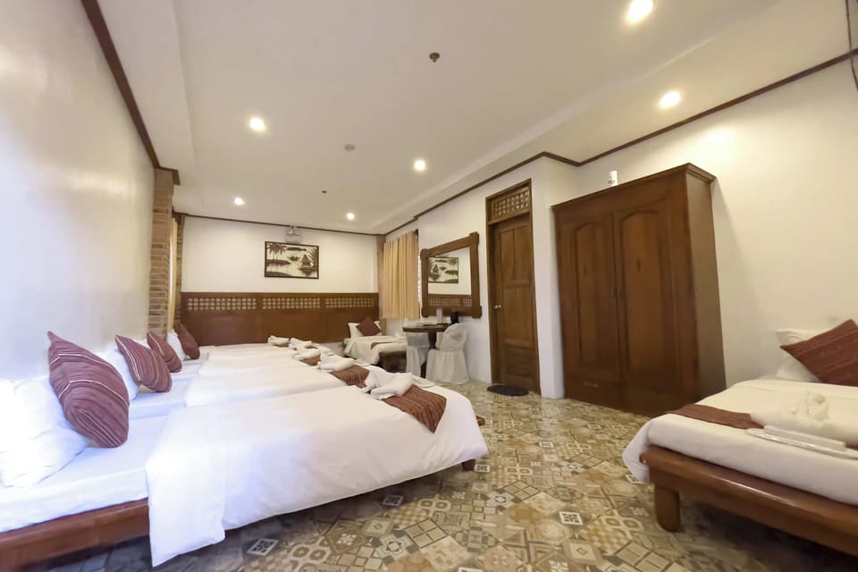 Deluxe Family Room | Desk, WiFi (free), bed sheets