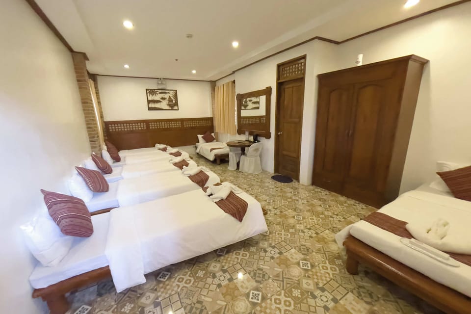 Deluxe Family Room | Desk, WiFi (free), bed sheets
