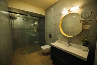 Royal Suite | Bathroom | Hair dryer, slippers, towels