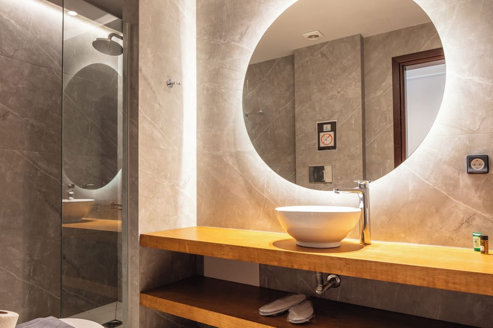 Studio | Bathroom | Hair dryer, slippers, towels