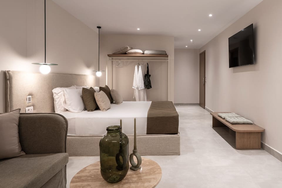Superior Room | In-room safe, iron/ironing board, WiFi (free), bed sheets