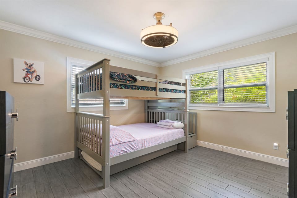 2nd Bedroom with Bunk beds (Full/Full/Twin)