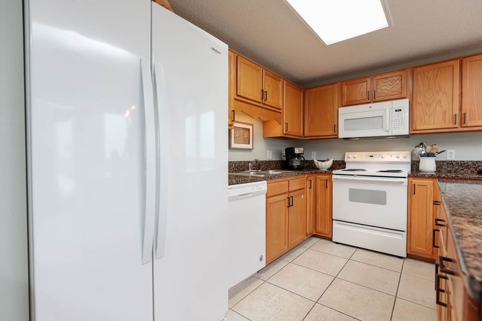 Condo, 3 Bedrooms | Private kitchen | Coffee/tea maker, fridge, oven