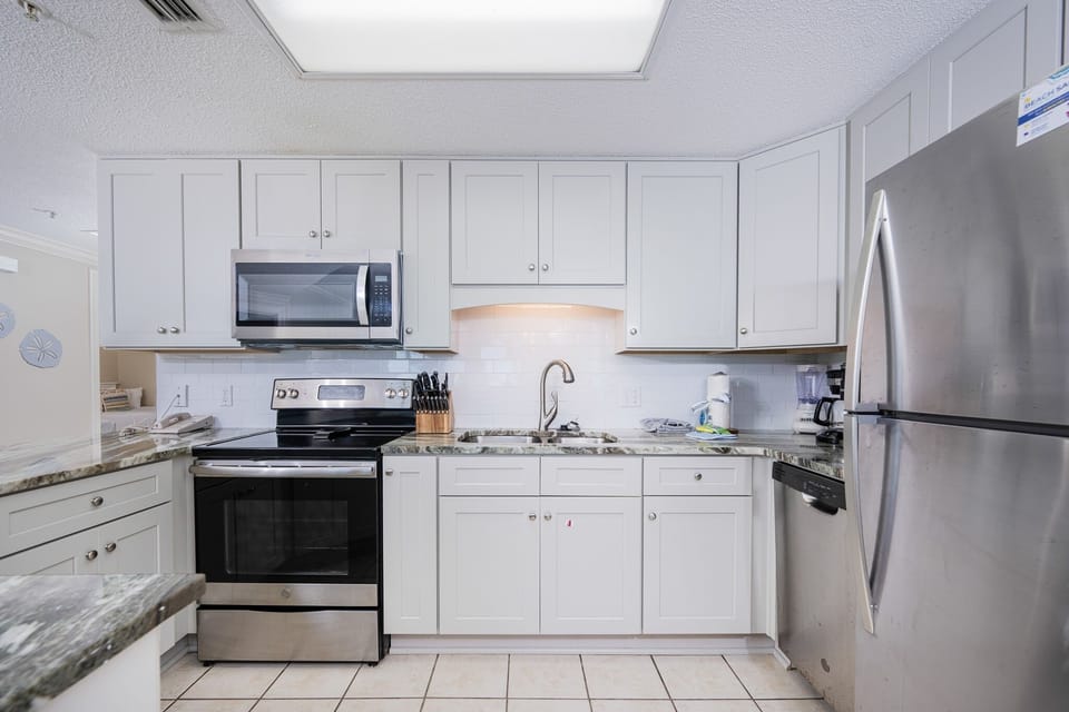 Condo, 3 Bedrooms | Private kitchen | Fridge, oven, coffee/tea maker