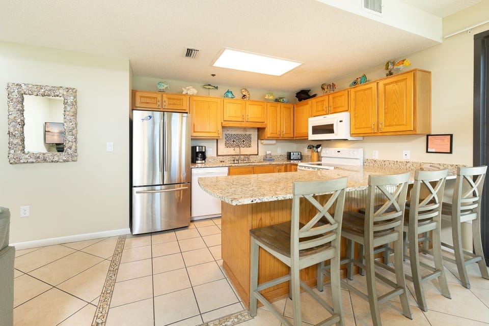 Condo, 3 Bedrooms | Private kitchen | Fridge, oven, coffee/tea maker
