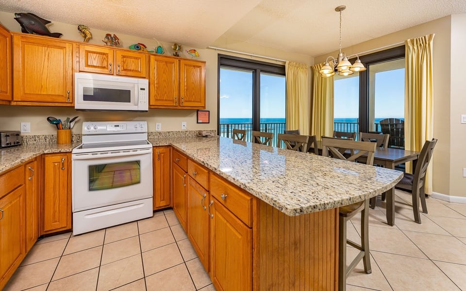 Condo, 3 Bedrooms | Private kitchen | Fridge, oven, coffee/tea maker