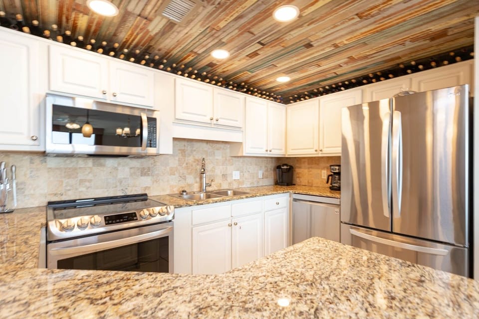 Condo, 3 Bedrooms | Private kitchen | Coffee/tea maker, fridge, oven