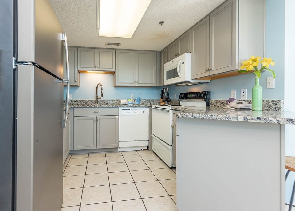 Condo, 1 Bedroom | Private kitchen | Fridge, oven, coffee/tea maker