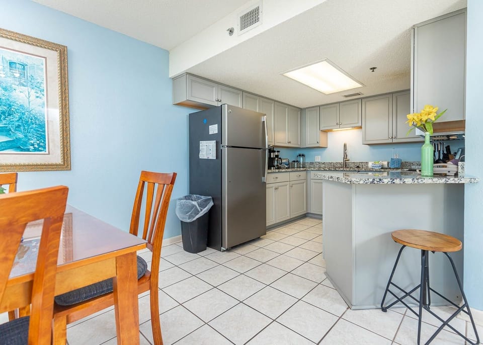 Condo, 1 Bedroom | Private kitchen | Fridge, oven, coffee/tea maker