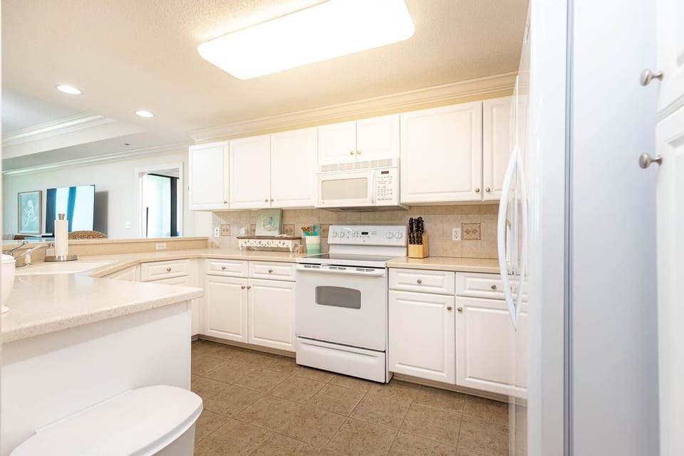 Condo, 1 Bedroom | Private kitchen | Coffee/tea maker, fridge, oven
