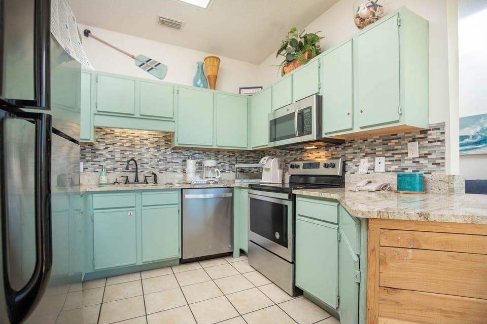 Condo, 1 Bedroom | Private kitchen | Fridge, oven, coffee/tea maker