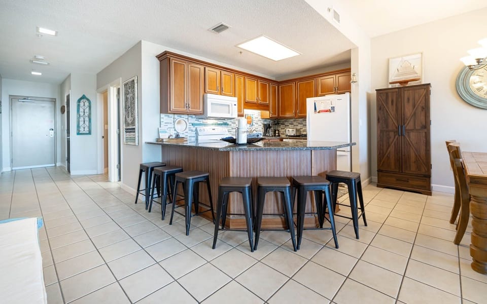 Condo, 3 Bedrooms | Private kitchen | Fridge, oven, coffee/tea maker