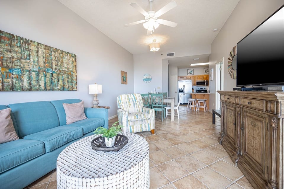 Condo, 2 Bedrooms | Living area