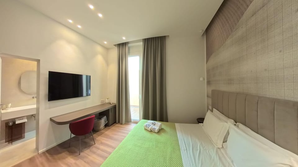 Standard Quadruple Room | Minibar, desk, WiFi (free), bed sheets