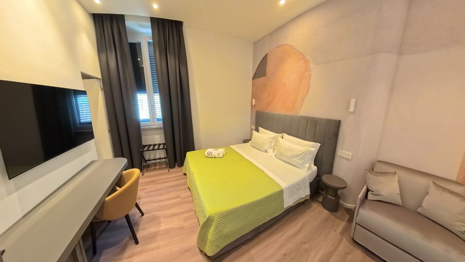 Triple Room | Minibar, desk, WiFi (free), bed sheets