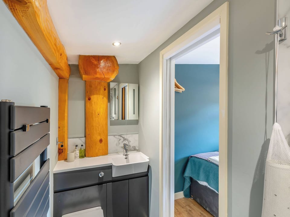 En-suite | Celyn - The Secret Garden, Llagadfan, Welshpool