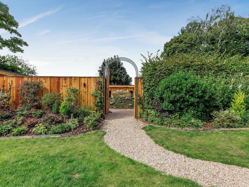 Setting | Pansi - The Secret Garden, Llagadfan, Welshpool