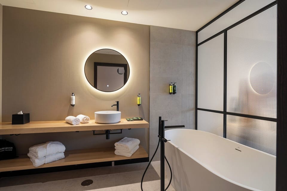 Superior Double Room | Bathroom | Free toiletries, hair dryer, bathrobes, towels
