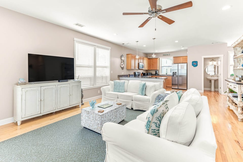 House, Multiple Beds, Patio | Living area | 40-inch TV with digital channels