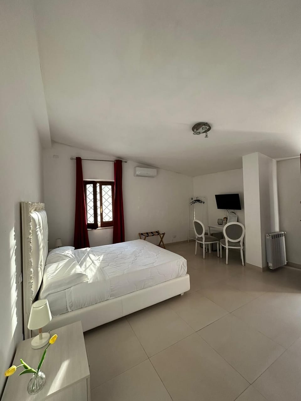 Deluxe Room | Desk, bed sheets