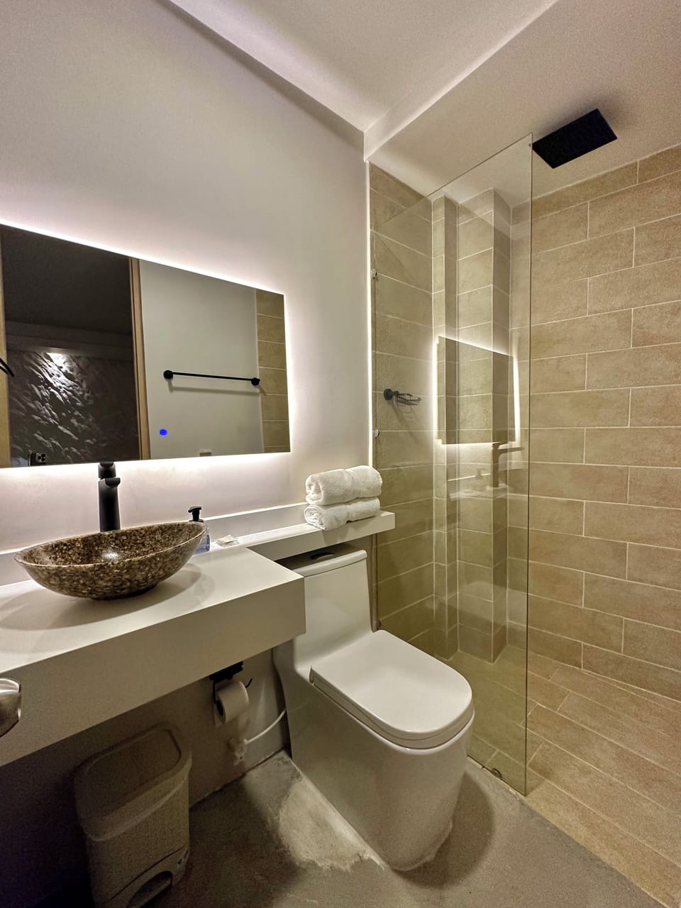 Junior Suite | Bathroom | Shower, rainfall showerhead, bidet, heated floors