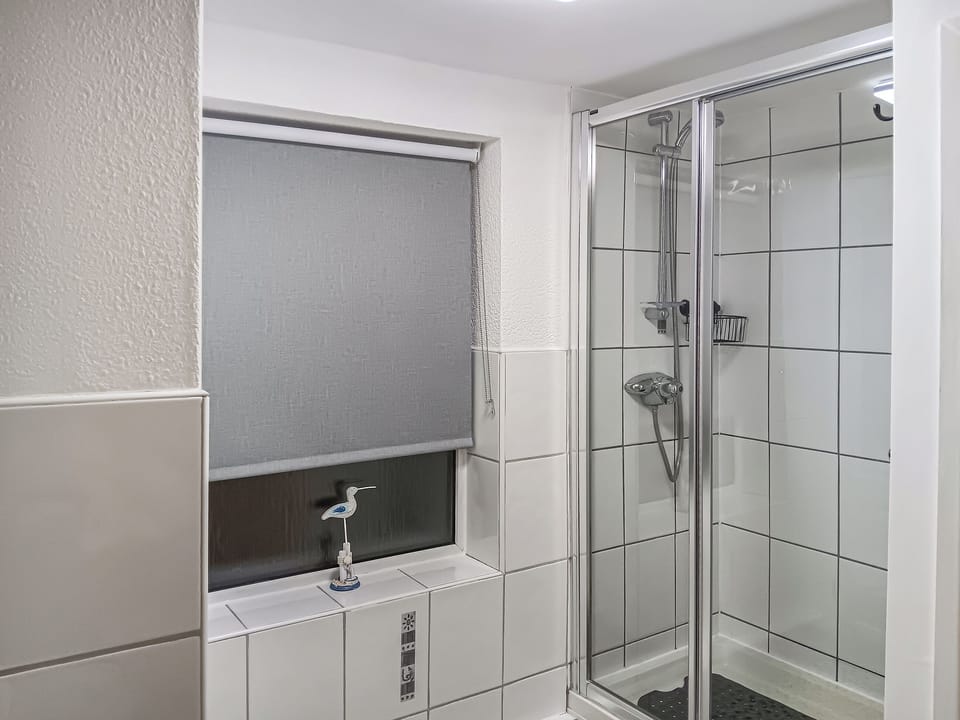 Bathroom | Bumblebee Cottage, Sheringam