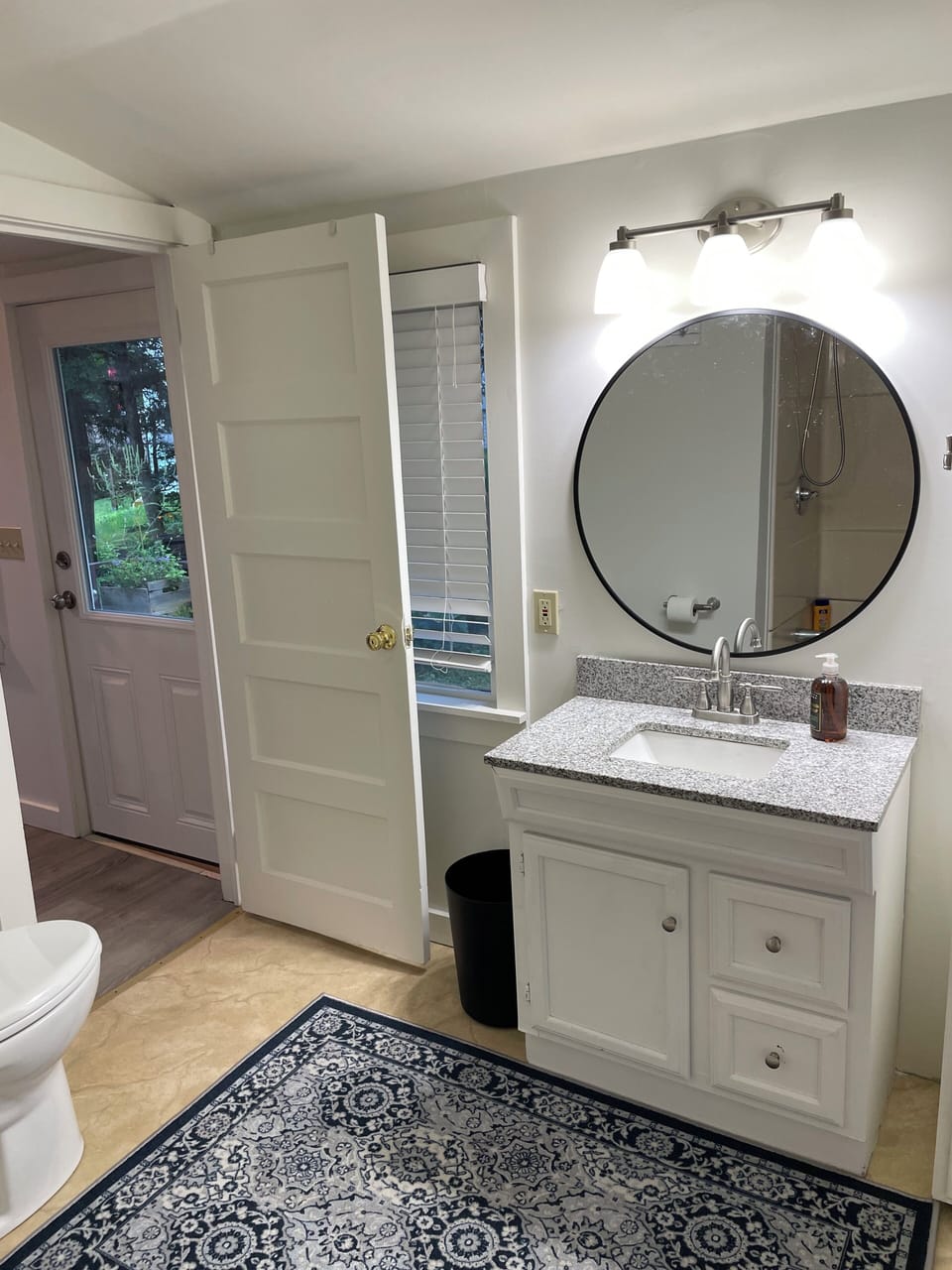 1st Floor full bathroom with tub/shower