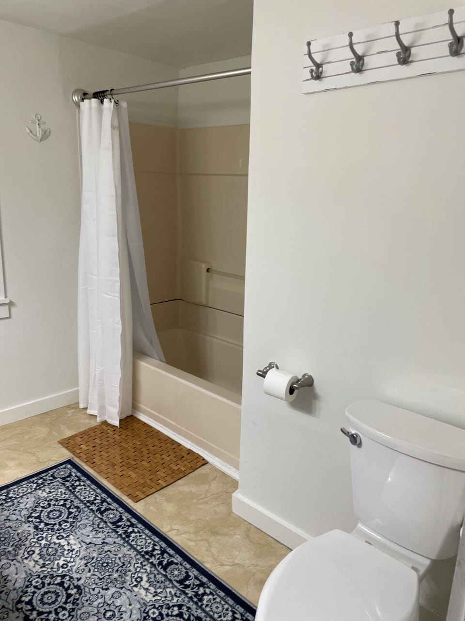 1st Floor full bathroom with tub/shower